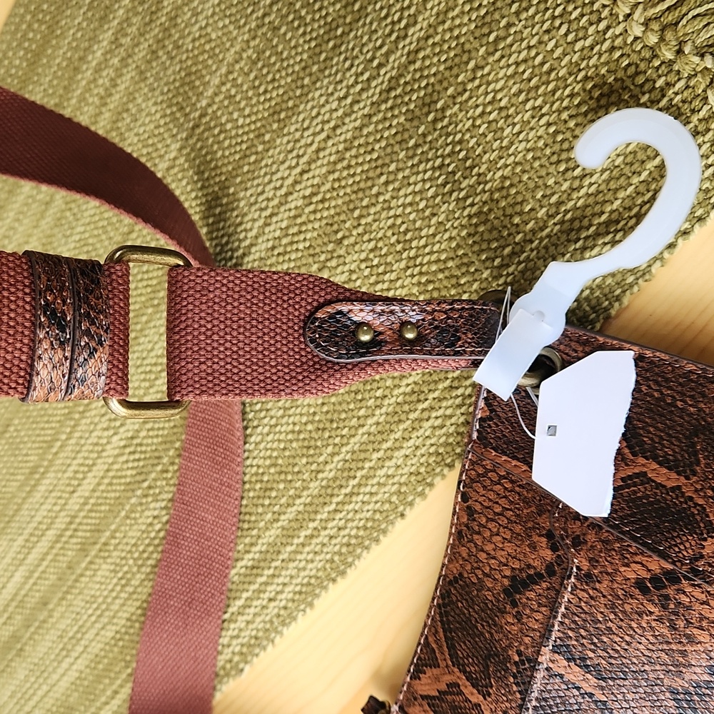 Time and Tru Women’s Bentley Crossbody  Bag Snake Skin Print - Picture 11 of 13